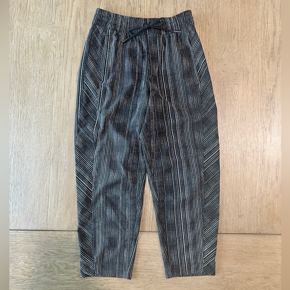 Athleta High-Rise Barrel Leg Pant Black White Print